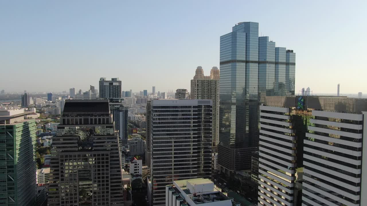 全景鸟瞰图曼谷天际线和摩天大楼与曼谷市中心在泰国日落/ Silom，邦拉克视频下载