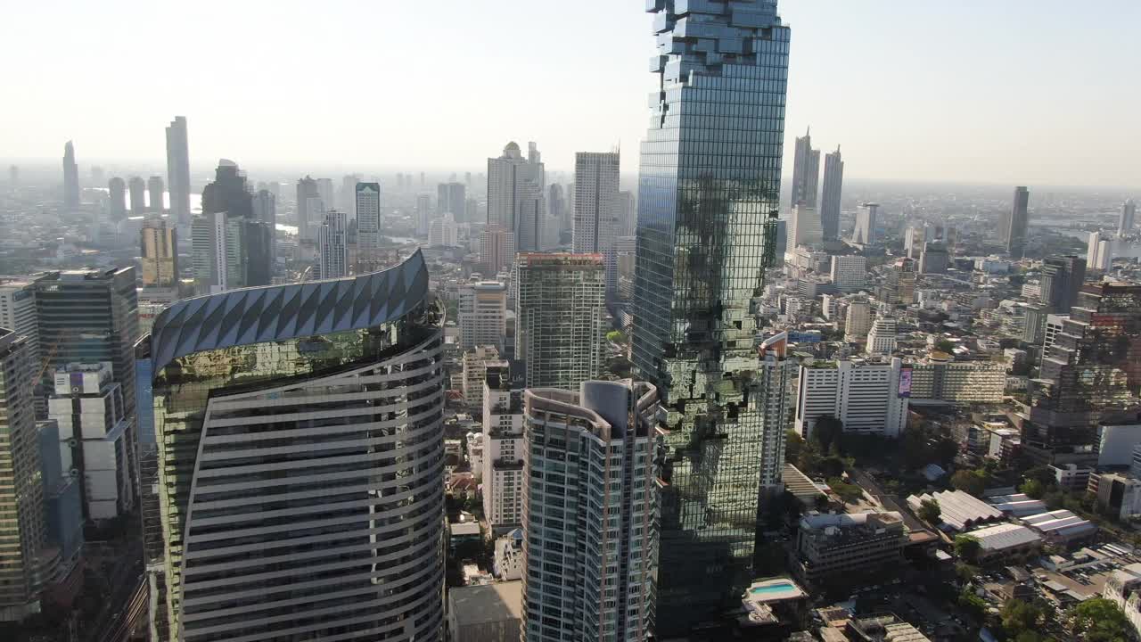 曼谷市中心Silom, Bang Rak和King power Mahanakhon/ aerial视频下载