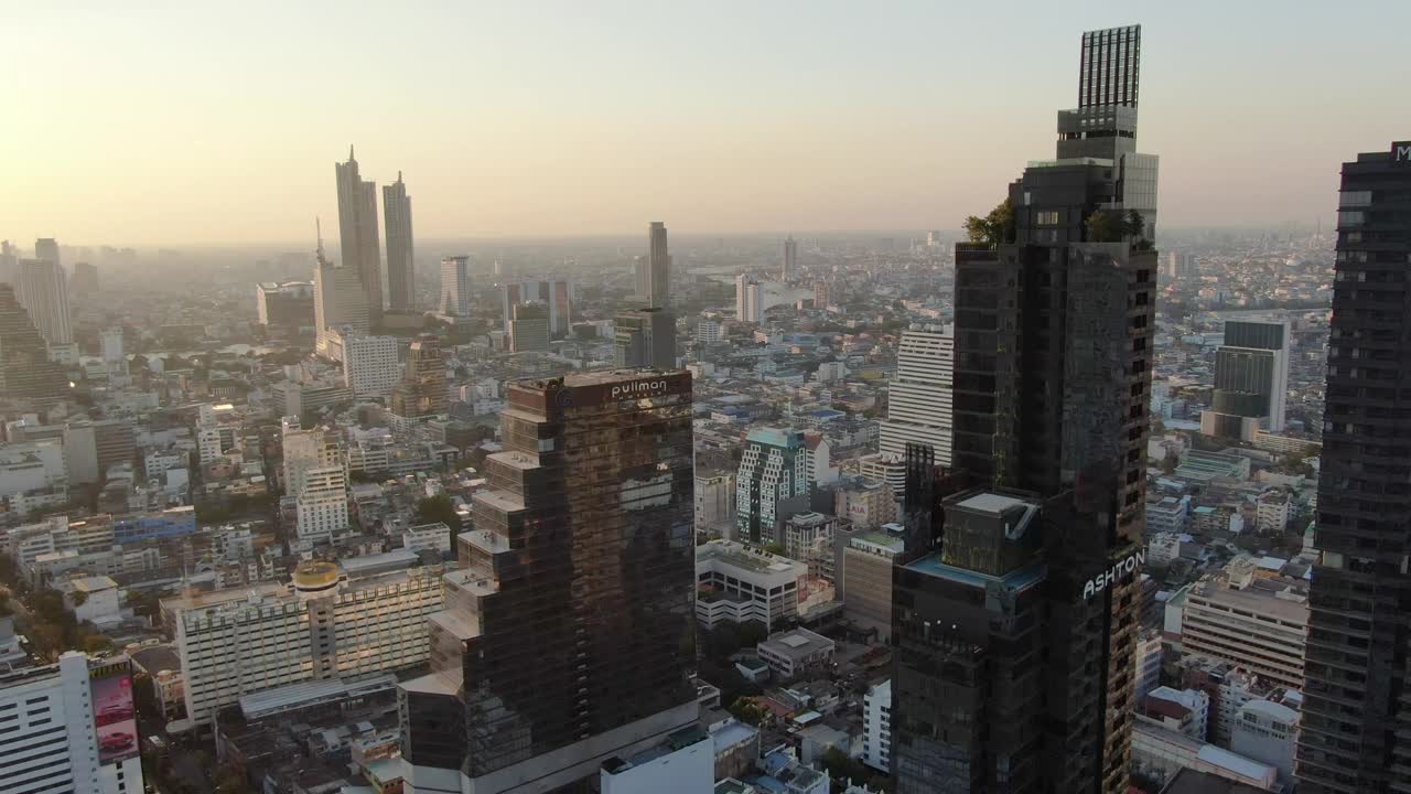 全景鸟瞰图曼谷天际线和摩天大楼与曼谷市中心在泰国日落/ Silom，邦拉克视频下载