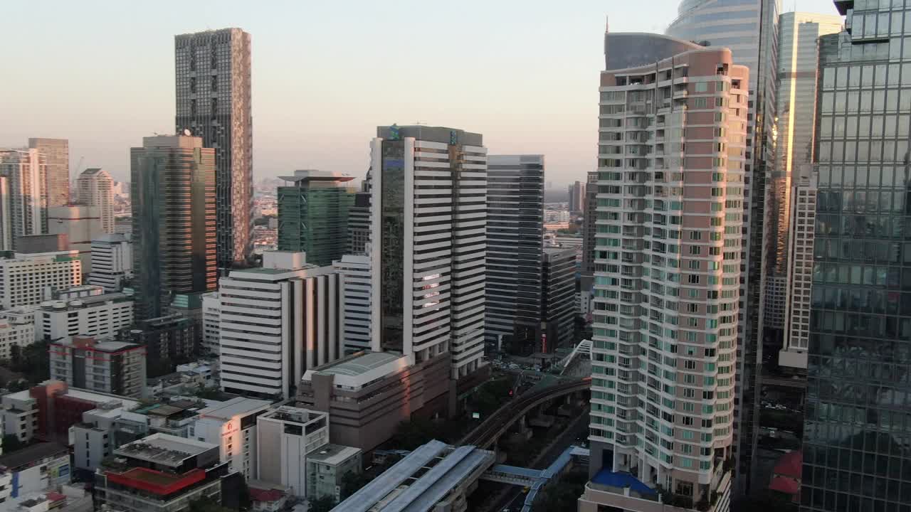 曼谷市中心日落Silom, Bang Rak/空中视频下载