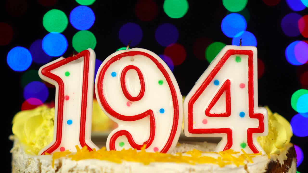 194号生日蛋糕上面有燃烧的蜡烛。视频素材
