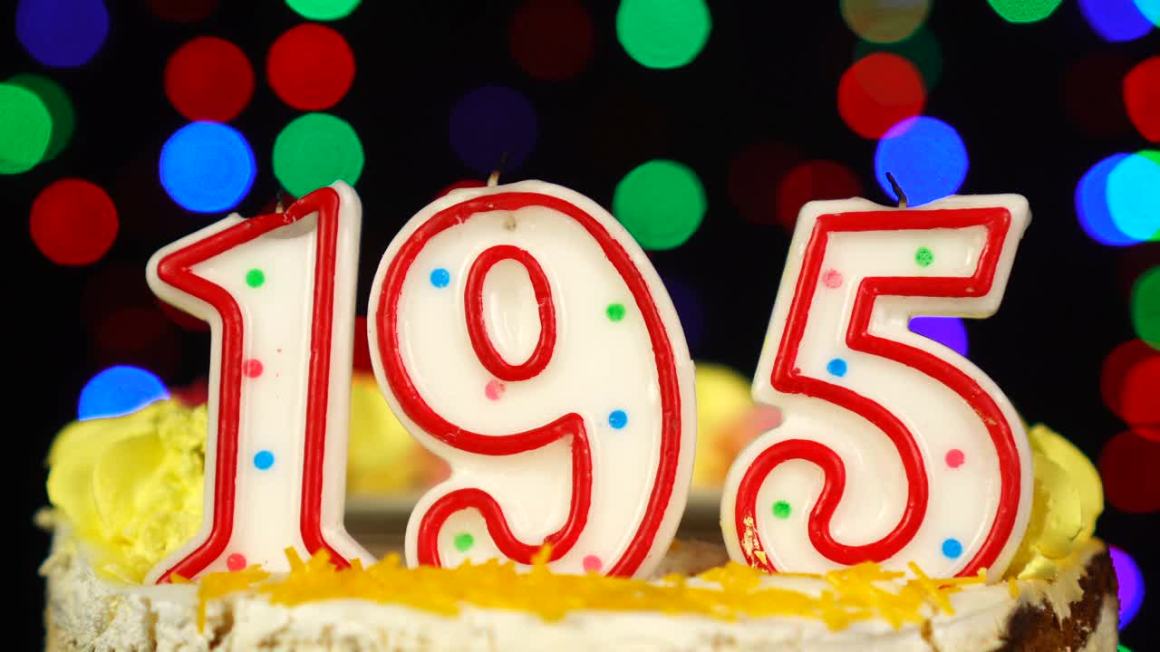 195号生日蛋糕上面有燃烧的蜡烛。视频素材