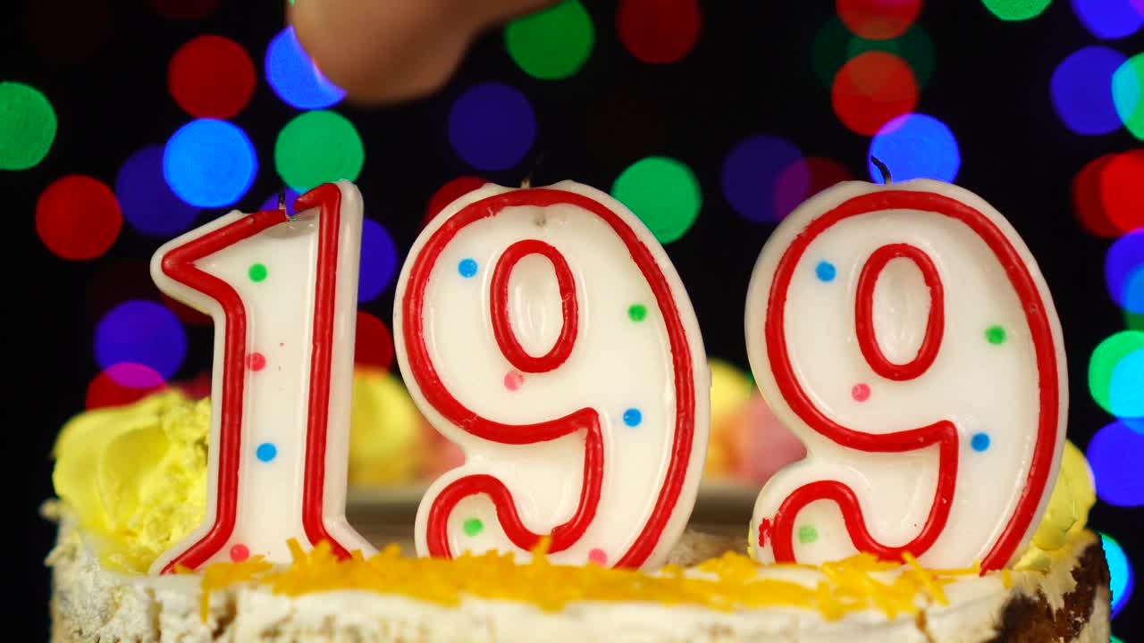 199号生日蛋糕上面有燃烧的蜡烛。视频素材