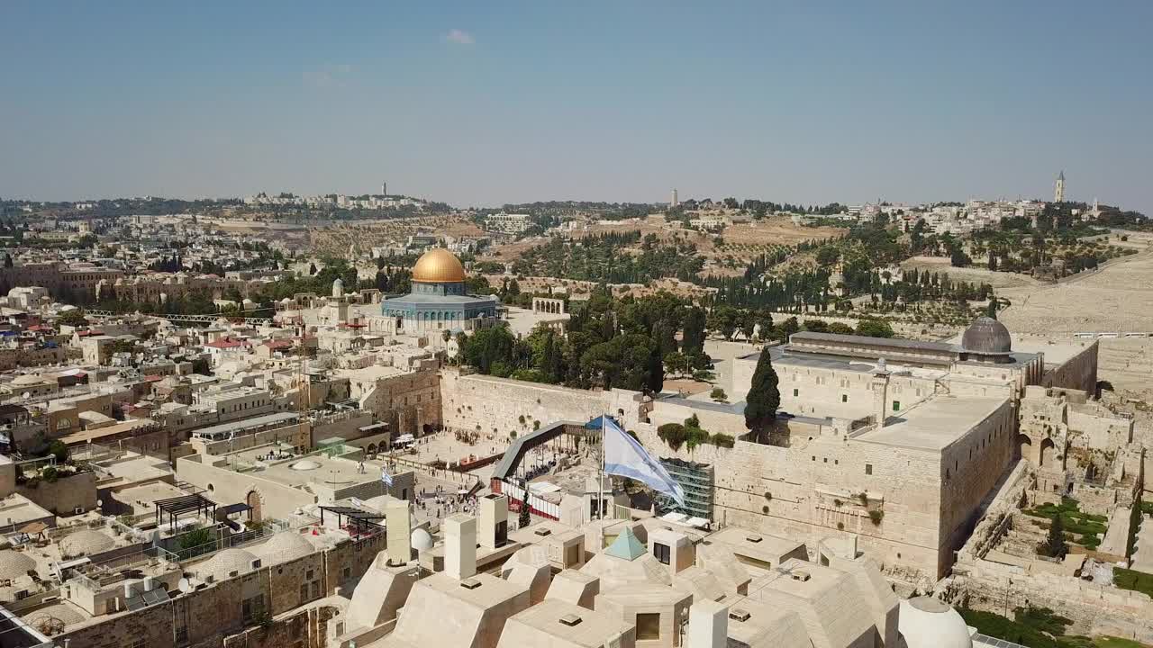 耶路撒冷老城西墙的鸟瞰图，有圆顶的岩石，阿克萨清真寺和成千上万的犹太人和穆斯林祈祷者视频素材