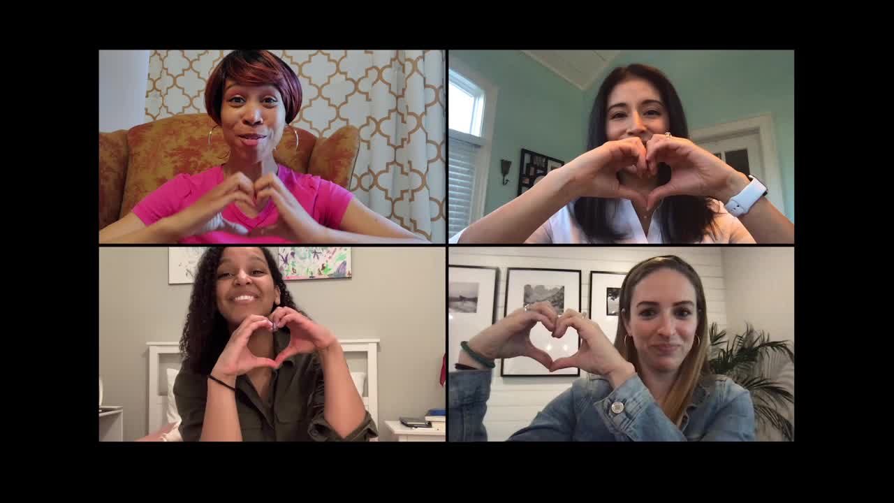 四个快乐的女人通过视频电话表达她们对彼此的爱视频素材