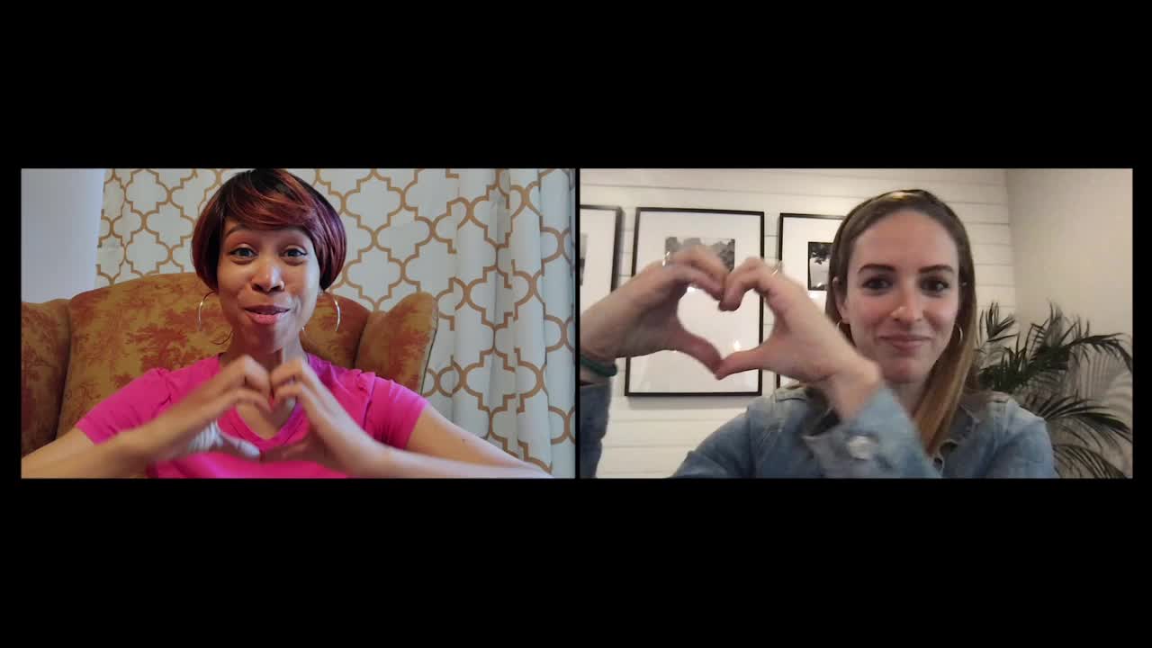 两个相爱的女人在视频通话中举起她们的手做成心形视频素材