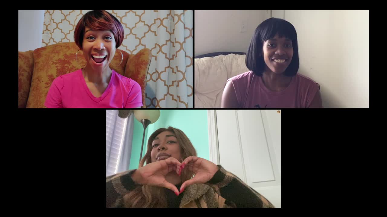 三个快乐的女人在视频通话中举起她们的手做成心形视频素材