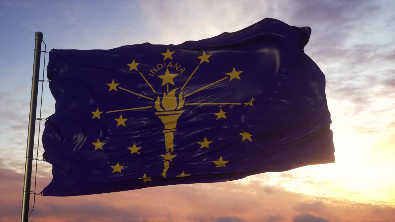 日落时分，印第安纳州的旗帜迎风飘扬，映衬着美丽的夜空视频下载