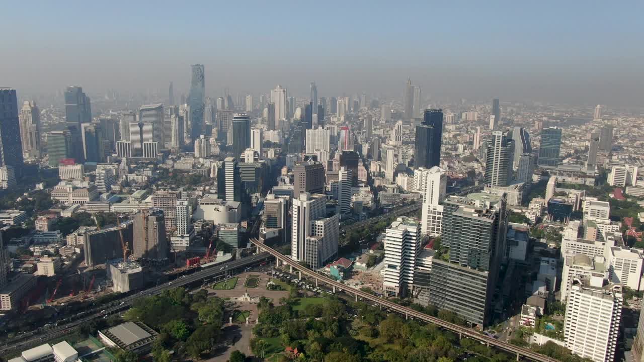 Bang Rak城市景观与曼谷Megacity/ 4K鸟瞰图视频下载