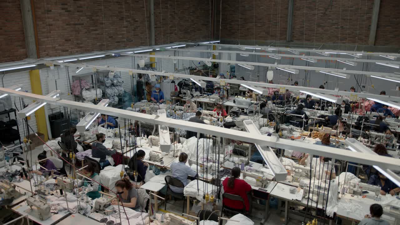 一群在纺织厂工作的拉丁美洲人视频下载