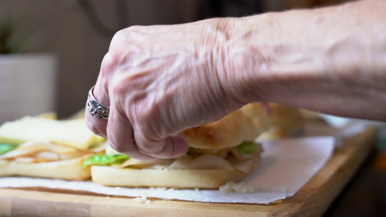 一位年长女性准备食物的视频。视频素材