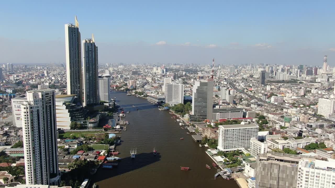曼谷天际线和摩天楼沿湄南河/曼谷-鸟瞰图4K视频下载