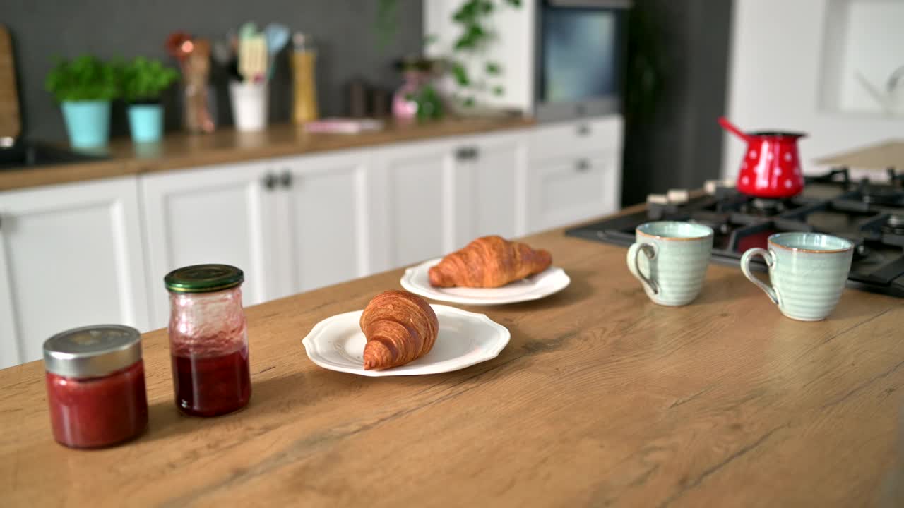 咖啡、牛角面包和果酱是厨房的早餐视频下载