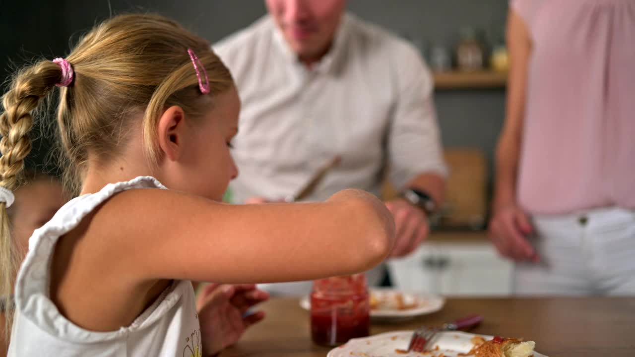 可爱和快乐的白人家庭享受在厨房在家里吃早餐视频下载