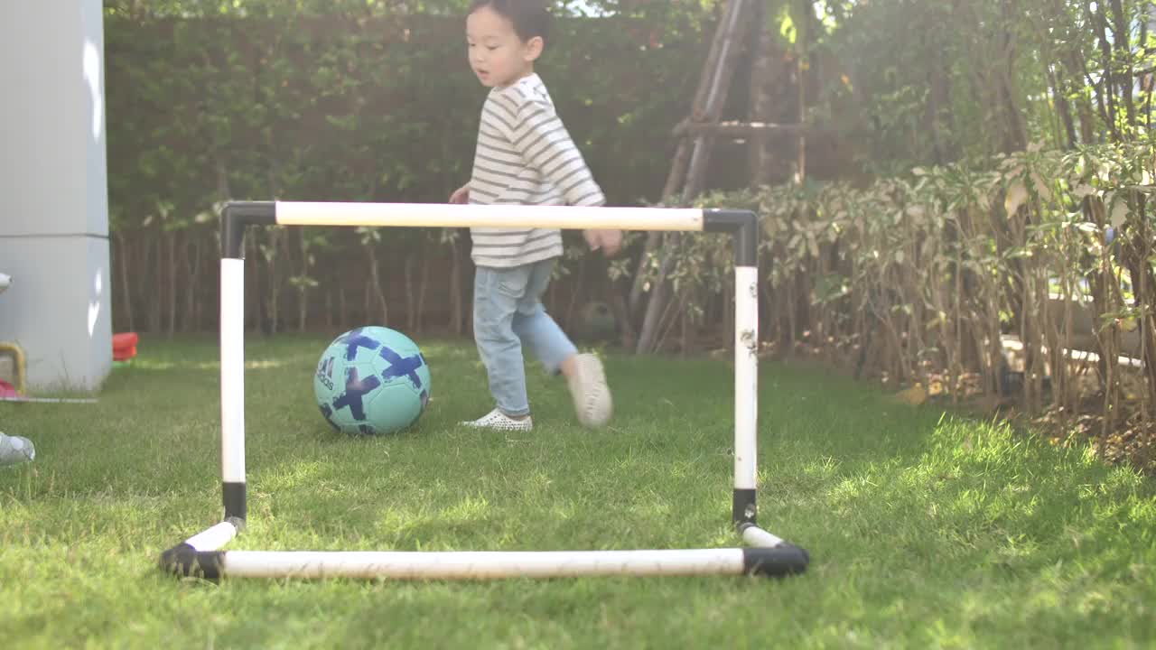 小男孩踢足球视频素材