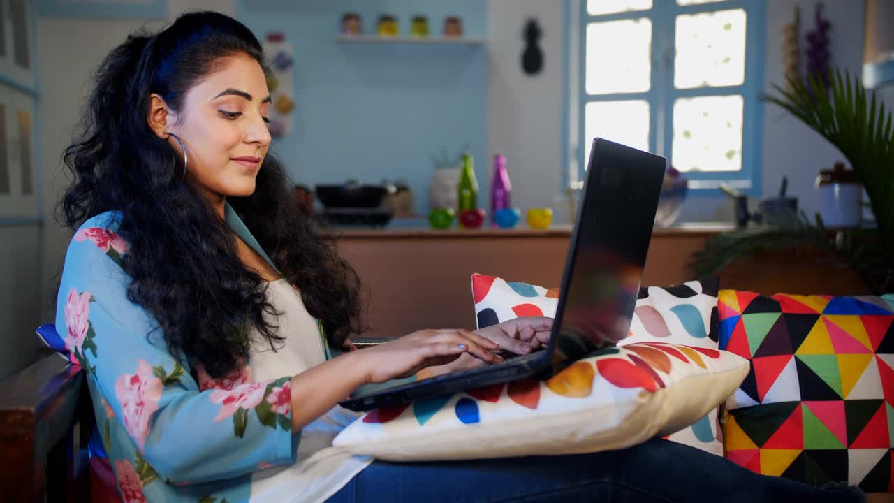 年轻的印度办公室员工在笔记本电脑上工作-在家工作的概念视频素材