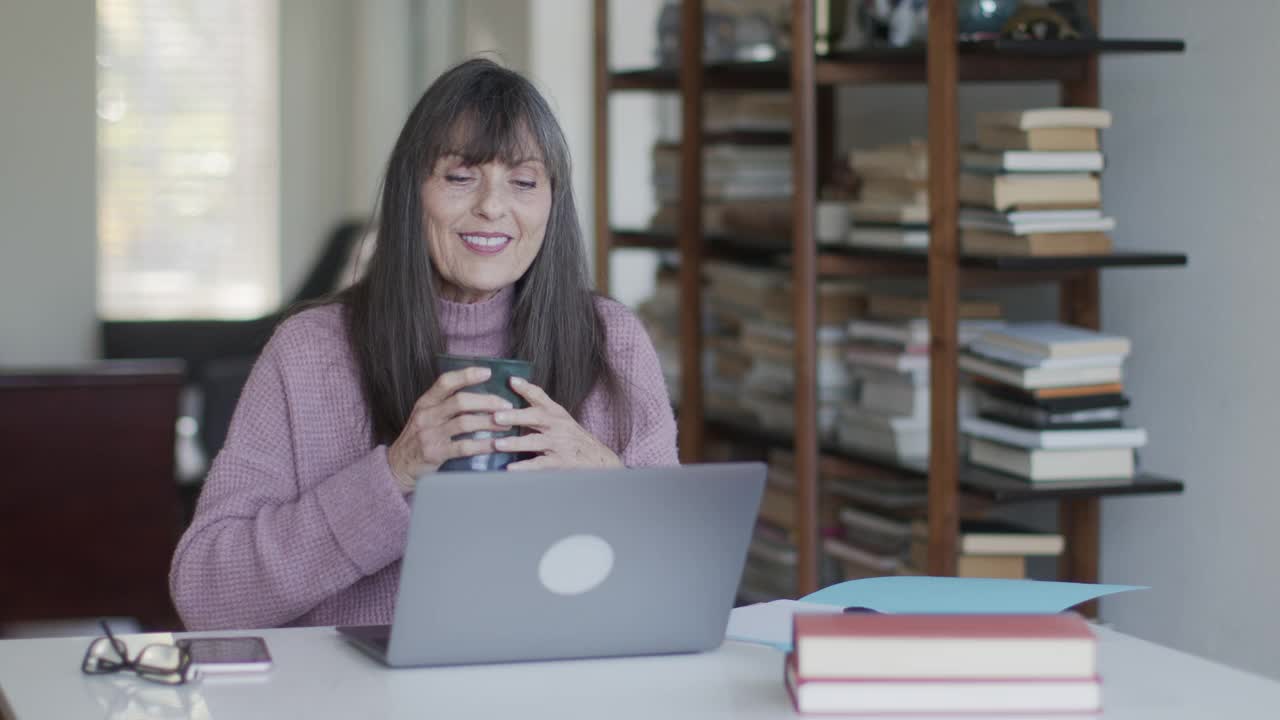 成熟女人在家用笔记本电脑工作视频素材