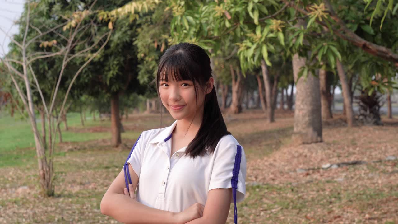 面部表情的运动亚洲年轻女子，拟人化的笑脸，你好和再见手势视频素材