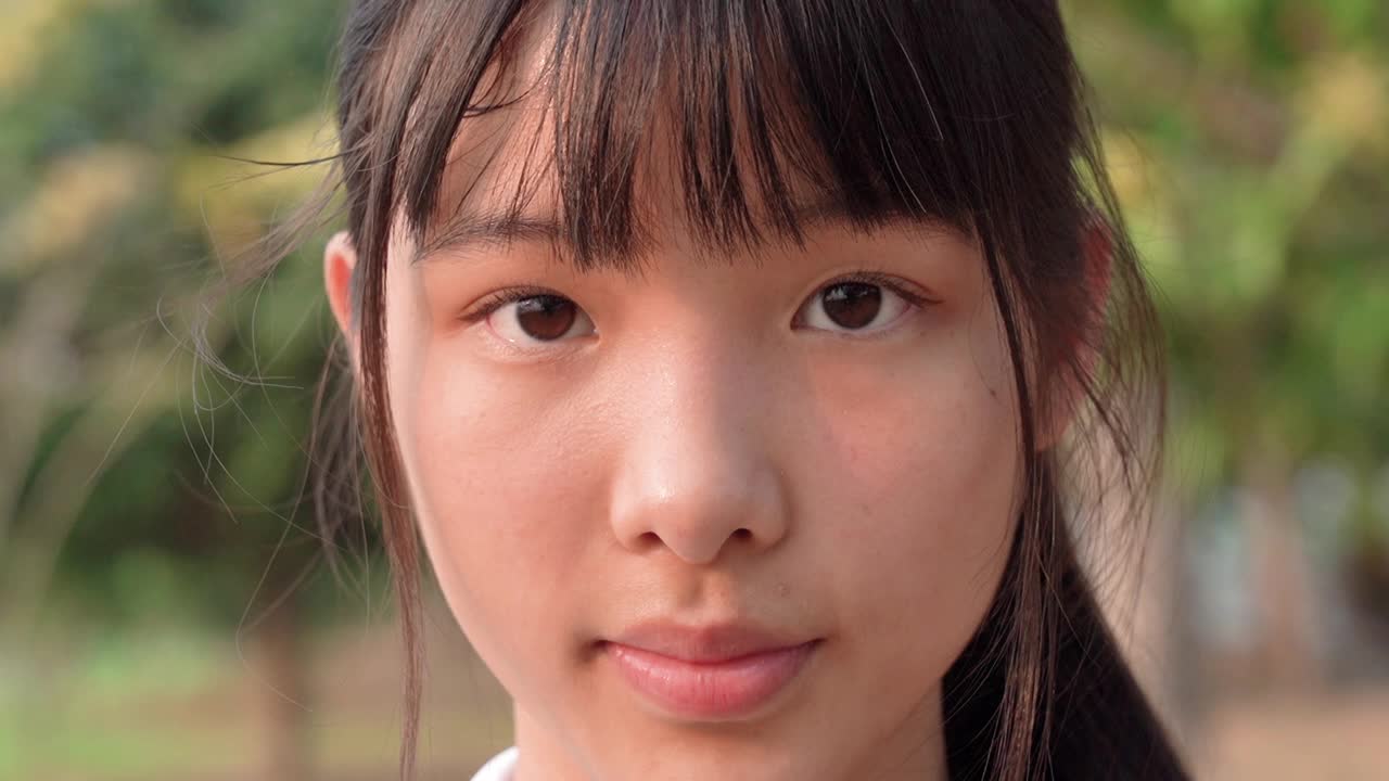 亚洲年轻女子的面部表情，拟人化的笑脸视频下载