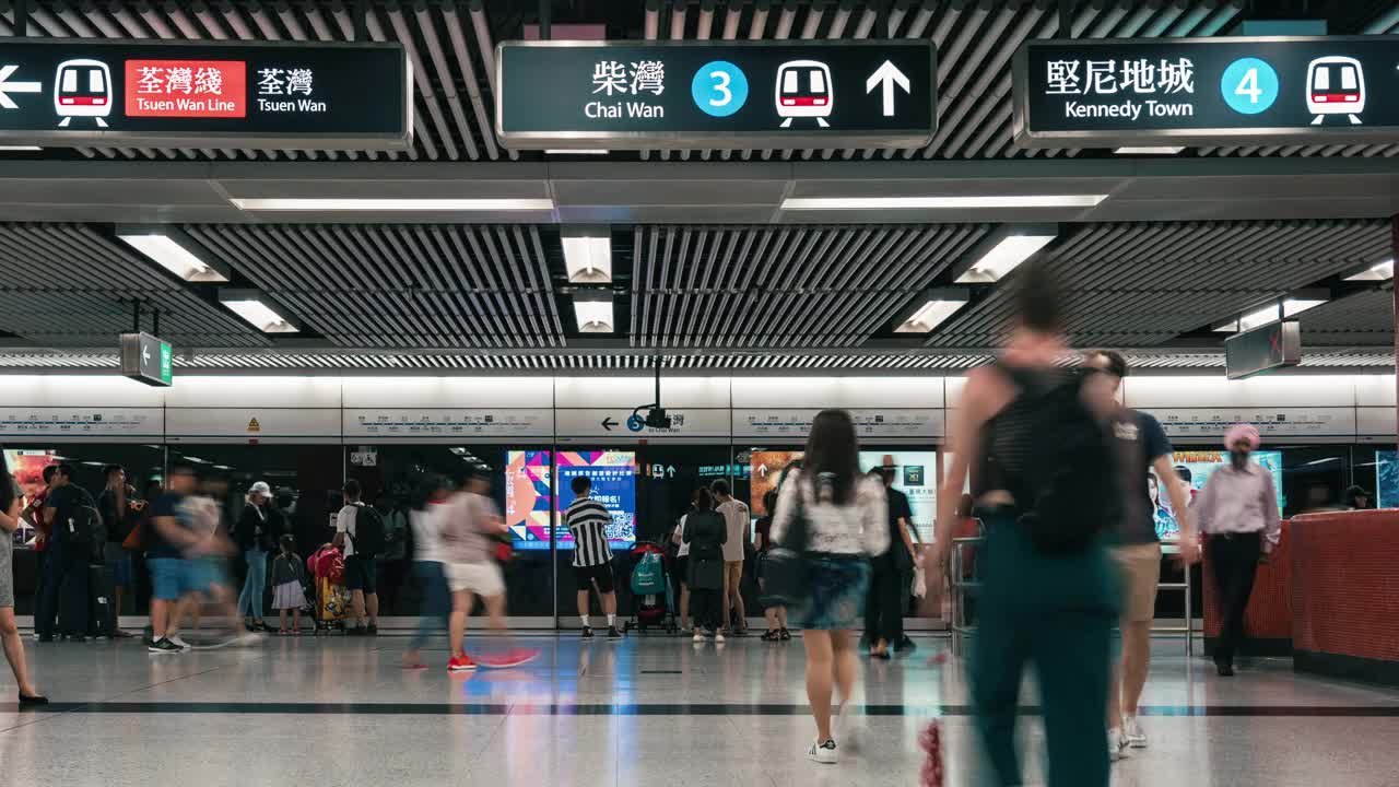 时间流逝的人群行走在香港地铁交通枢纽高峰时段视频下载