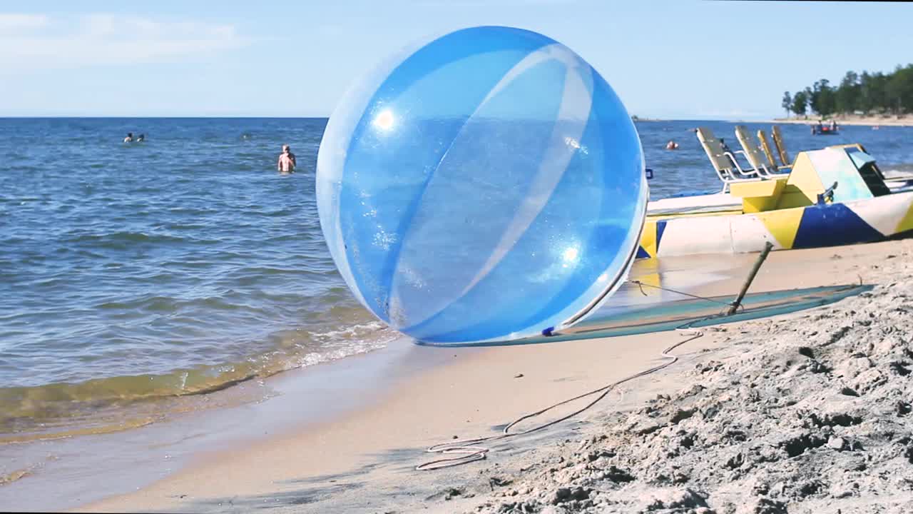 空水球zorb，与其他水活动，在波浪上，zorb对海滩度假者极具吸引力视频下载