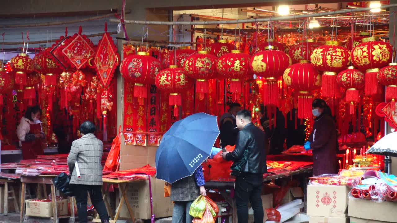 人们在江西省福州市街头为2021年农历新年购物视频下载