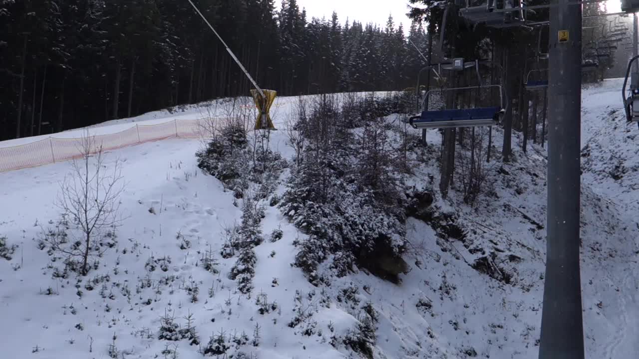 滑雪缆车可以升到山顶。视频素材