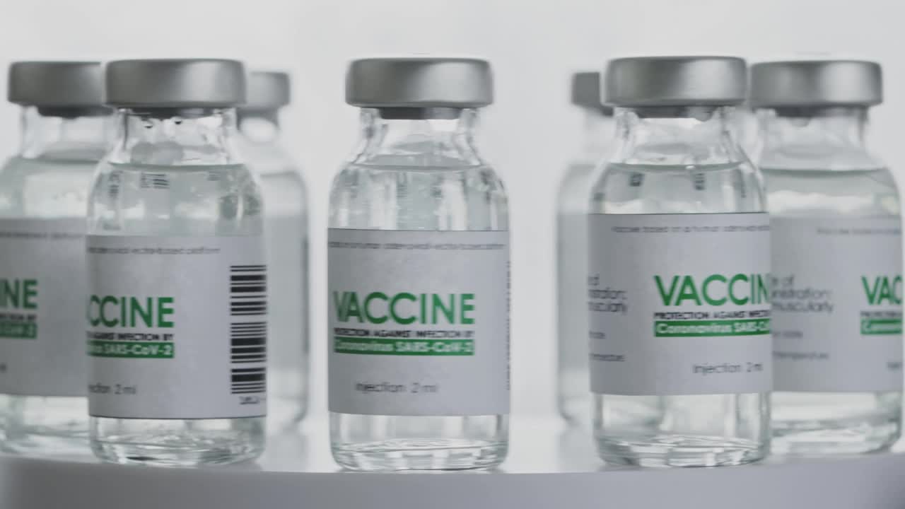 毛圈。研究实验室快速轮换使用新型冠状病毒感染的疫苗瓶。疫苗接种、注射、大流行期间的临床试验。烧瓶、小瓶逆时针旋转。宽视频下载