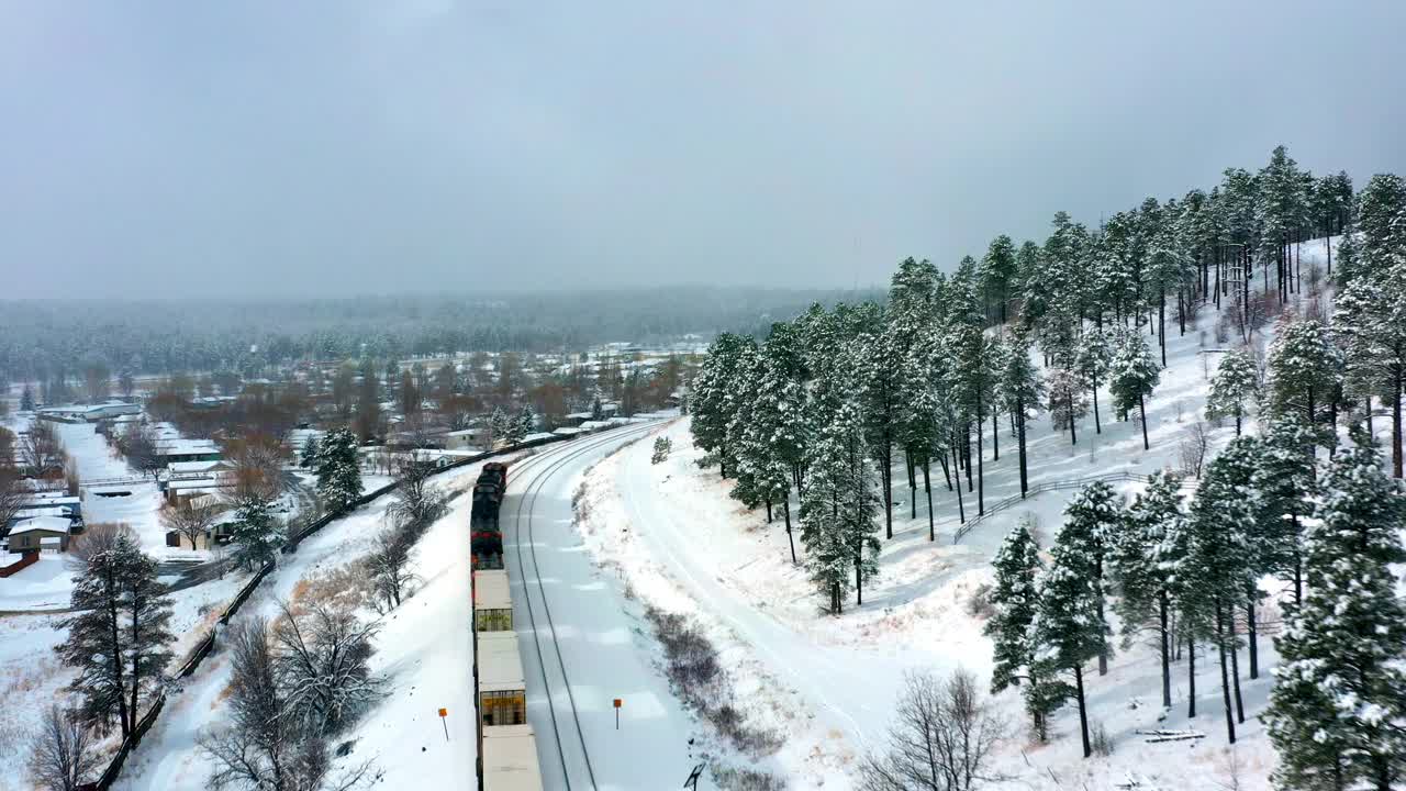 火车通过雪景的航拍视频下载