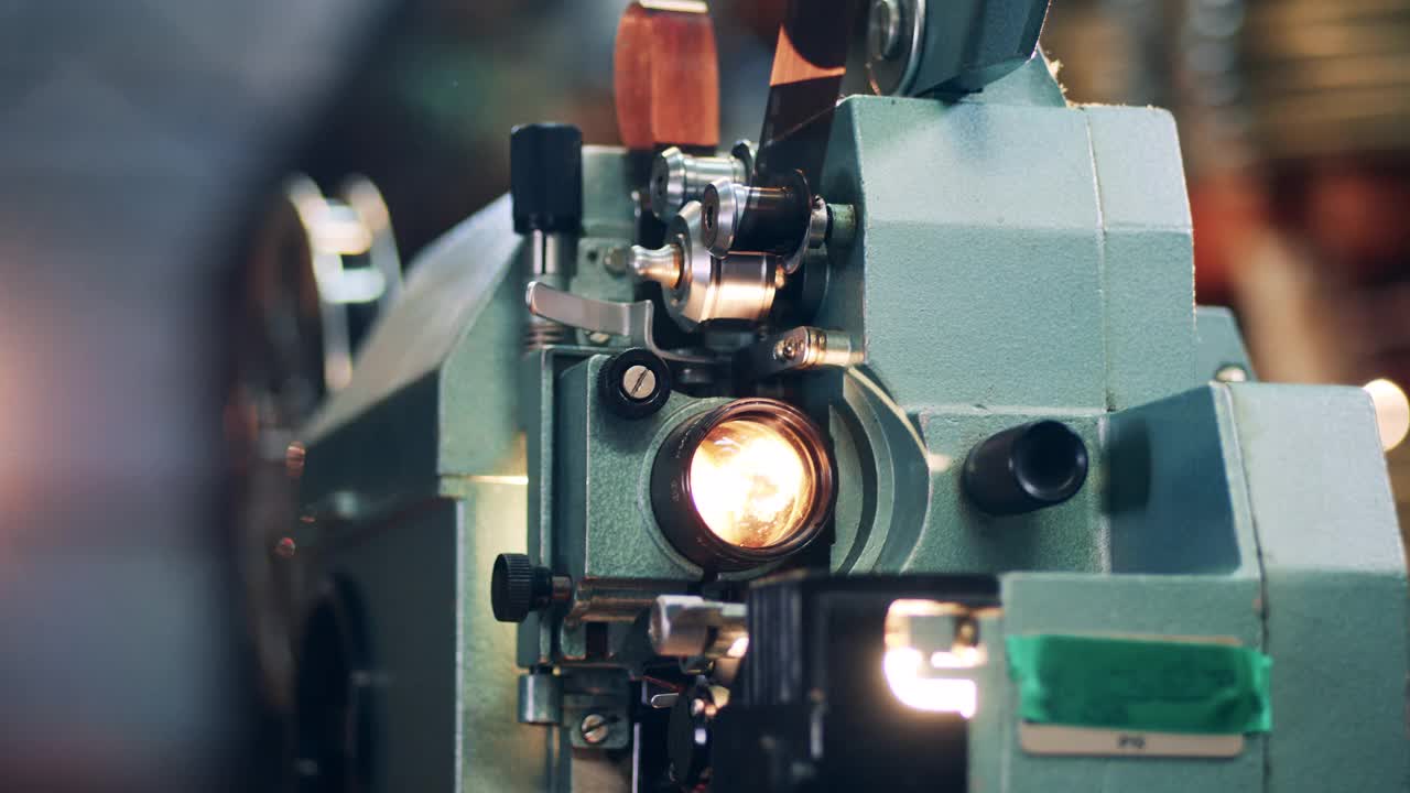 老式投影机完成处理的电影磁带视频素材
