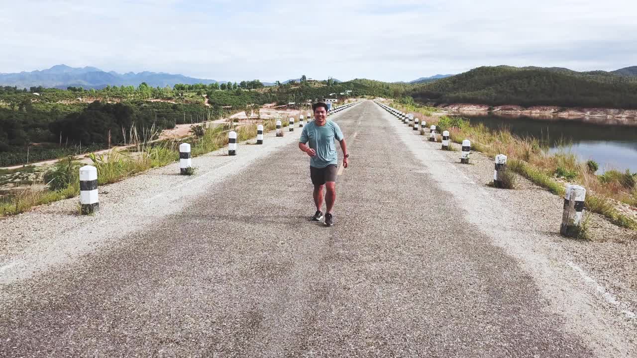 航拍:男人在路上奔跑视频素材