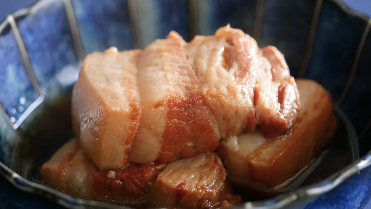 一段葱炖猪肉的视频。日本料理，以甜炖猪肉为主。视频下载