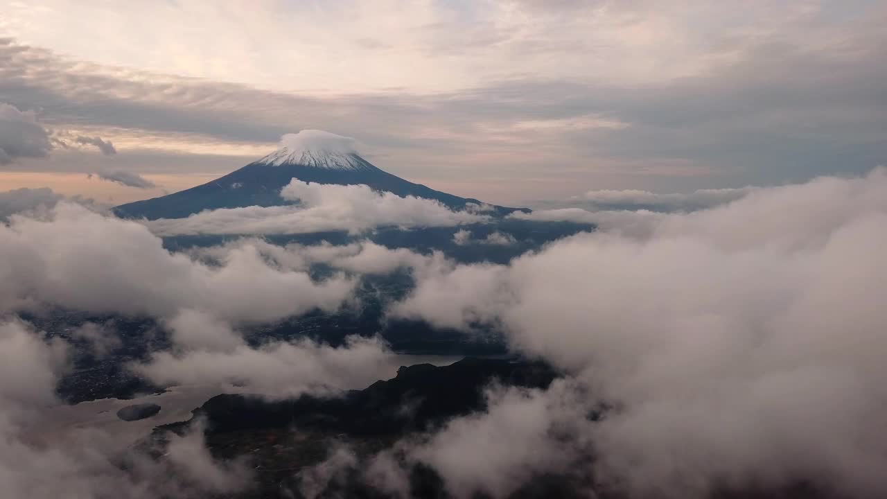 鸟瞰图在日出时间与富士山，富士山，山梨县，日本视频素材