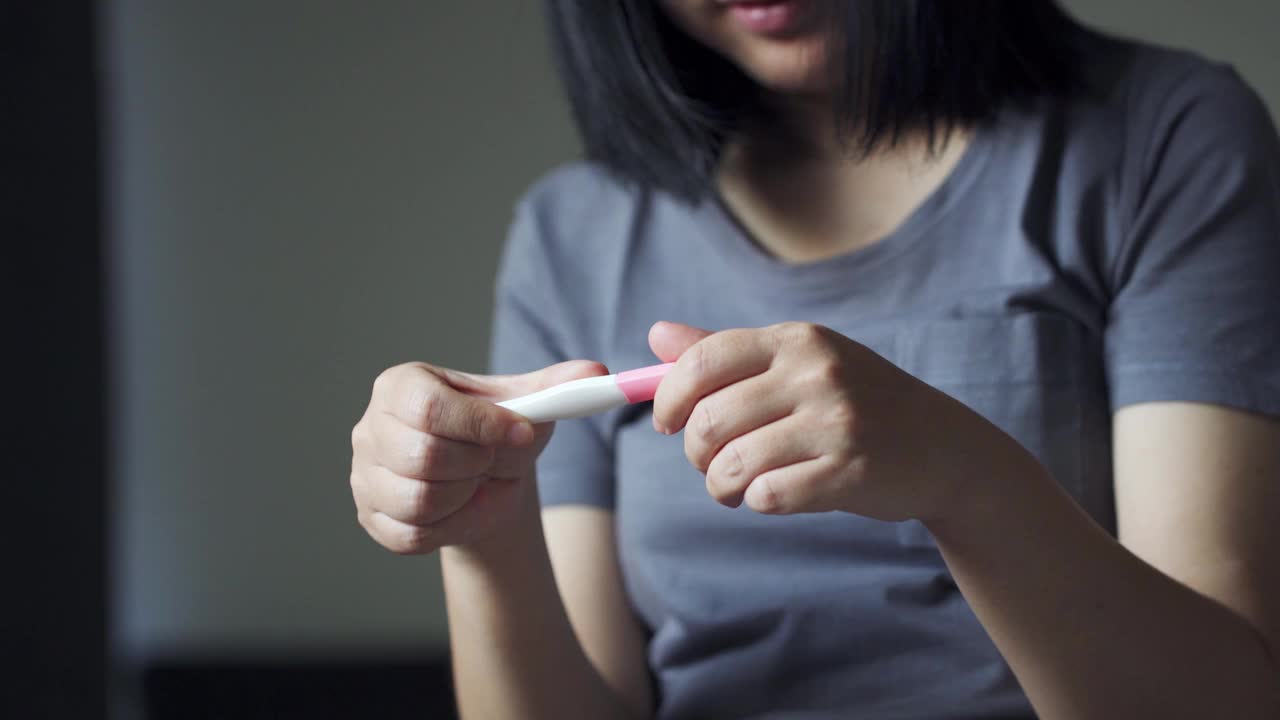 亚洲妇女的手与阳性妊娠测试视频下载