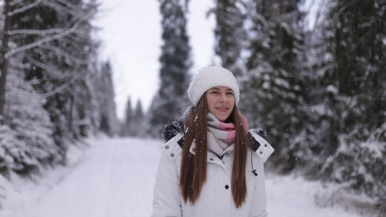 少女喜欢在冬天的森林里徒步旅行视频下载