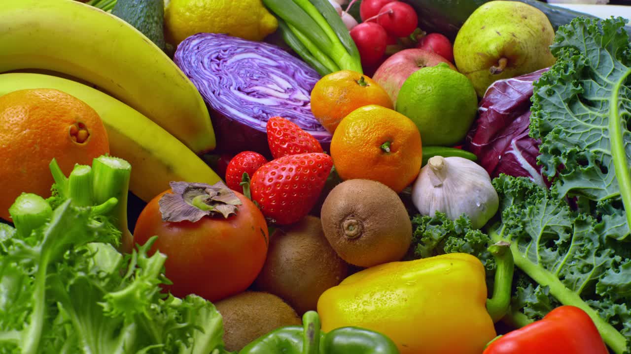 SLO MO LD自助餐水果和蔬菜旋转视频素材