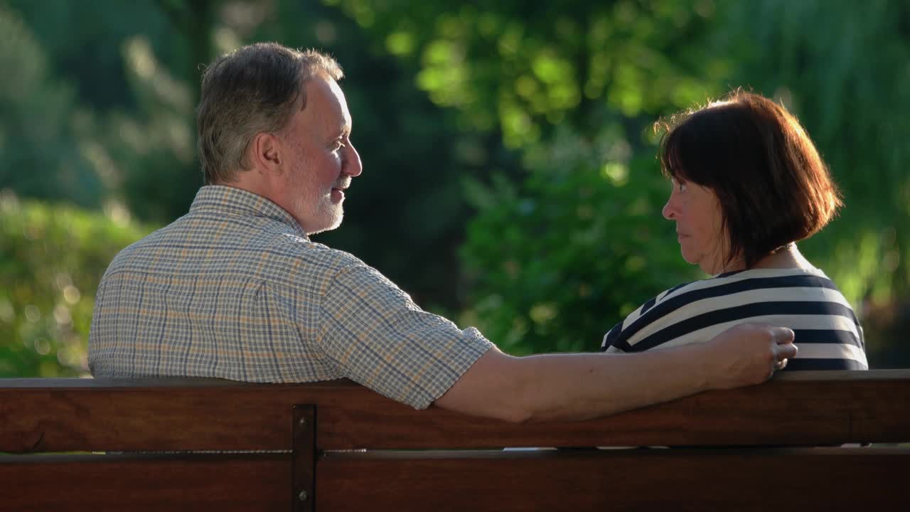 快乐的退休夫妇在户外玩。视频素材