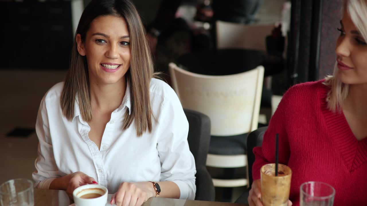 咖啡店里的两个女性朋友视频下载