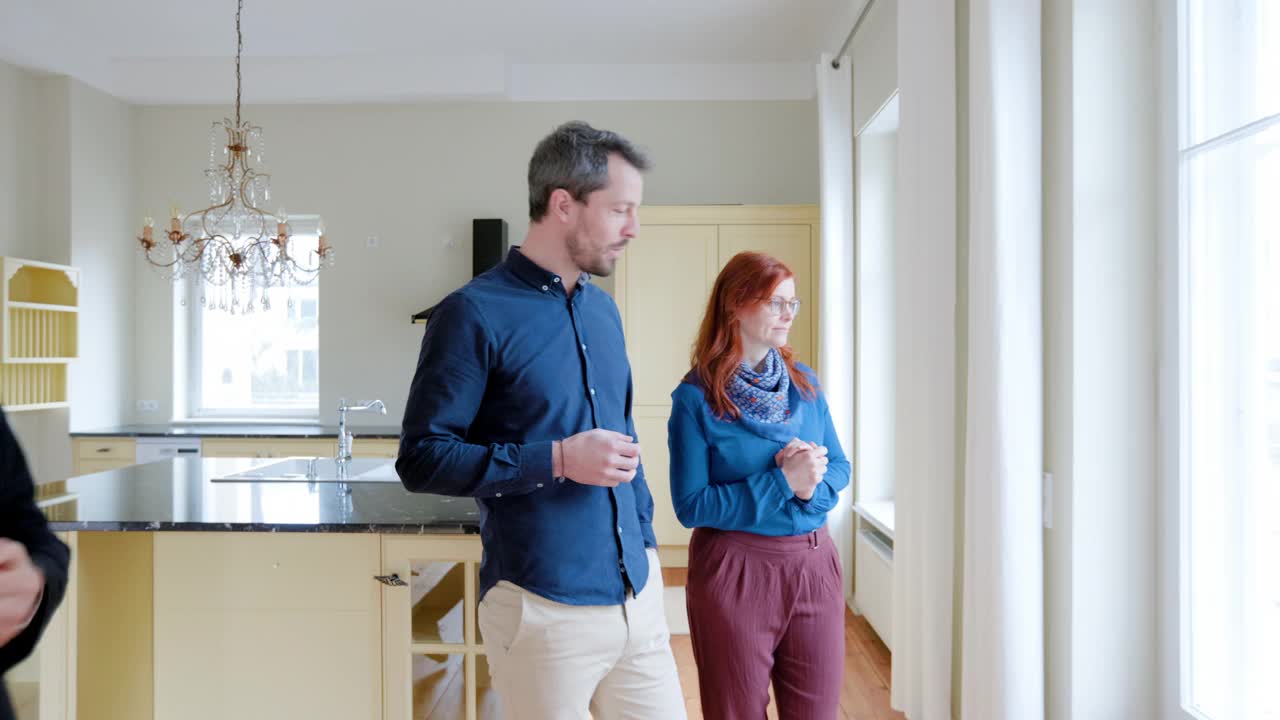 一对夫妇在房地产经纪人的陪同下参观新房子视频素材