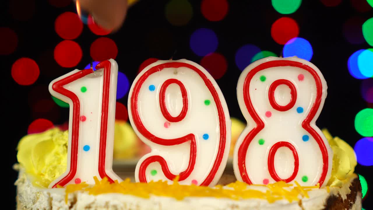198号生日蛋糕上面有燃烧的蜡烛。视频素材