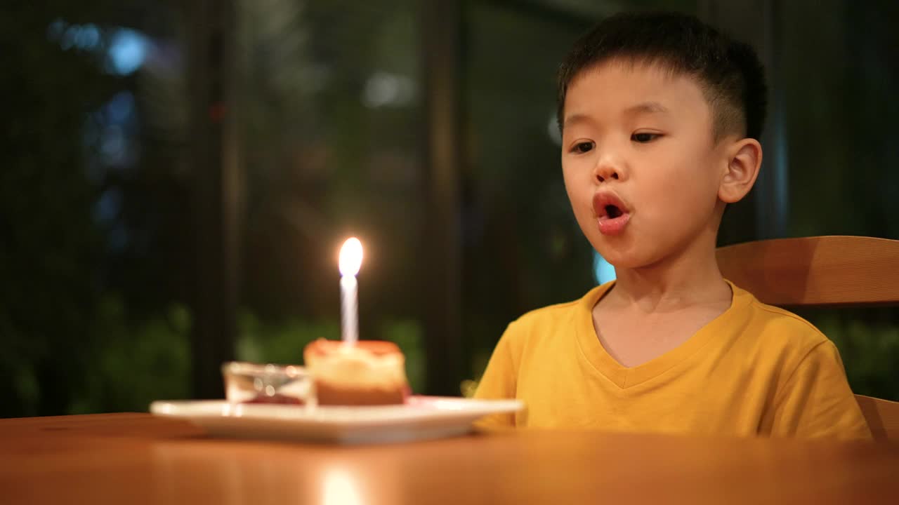 拿着生日蛋糕的亚洲小孩。庆祝和快乐的概念视频素材