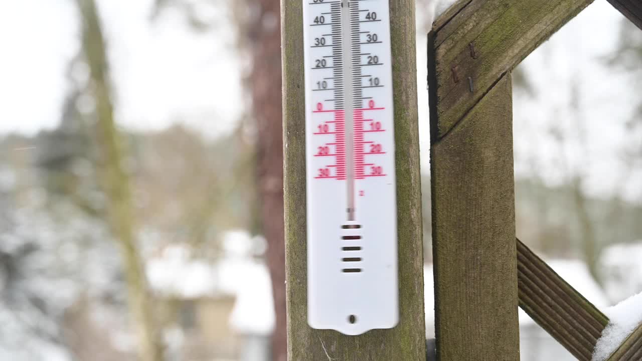 在一波寒冷和大雪期间，由阵风移动的温度计显示大约零下11摄氏度。德国视频下载