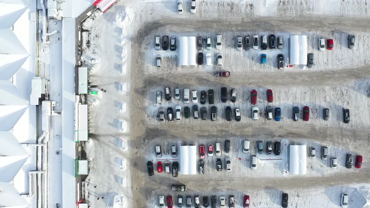 冬季的购物中心和停车场视频素材