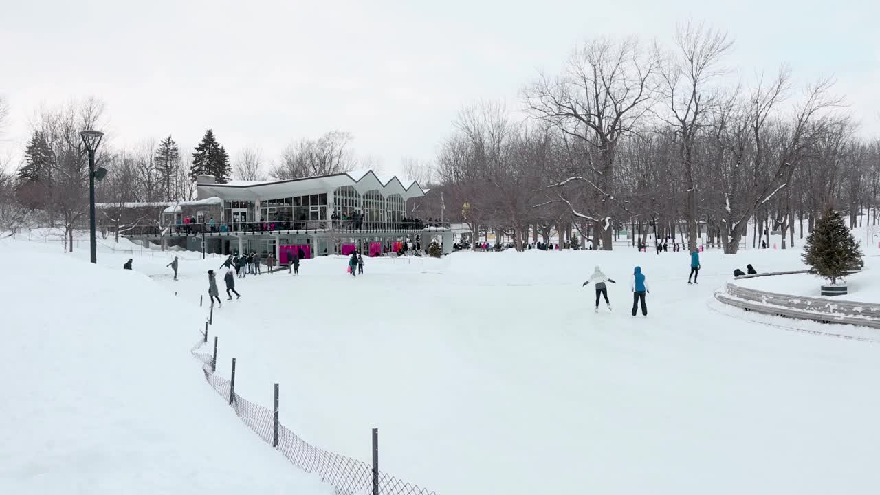 在二月的一个阴天，人们在蒙特利尔的皇家山顶滑冰视频下载