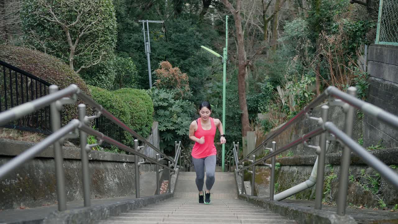 女运动员完成跑上楼梯和休息视频素材