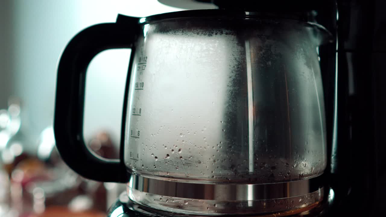 制作过滤咖啡机滴咖啡-咖啡滴与声音视频下载