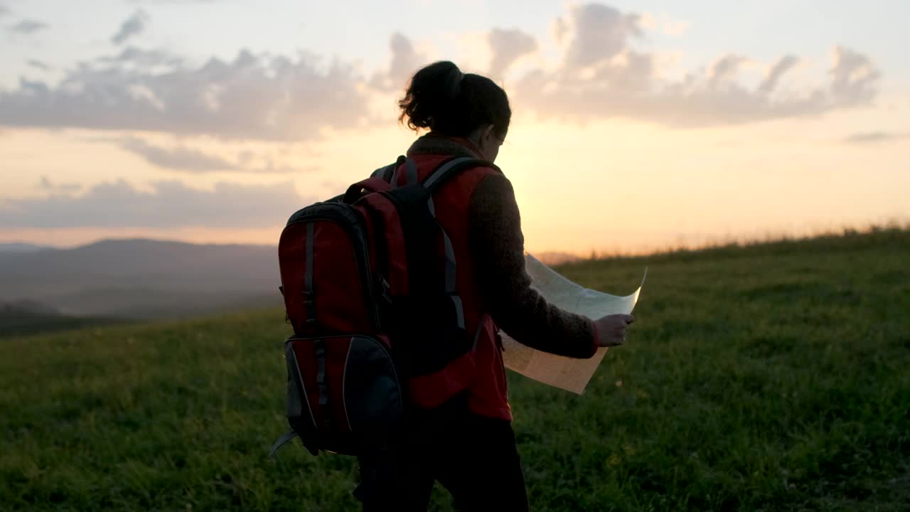 徒步旅行者女旅行者背包和地图视频下载