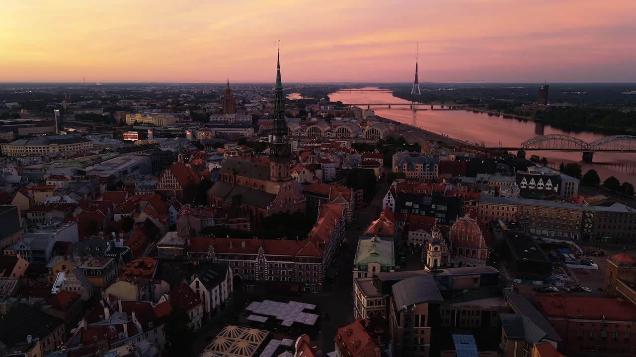 拉脱维亚里加——大约2020年6月:鸟瞰图，令人惊叹的老城中心在美丽生动的日出视频下载