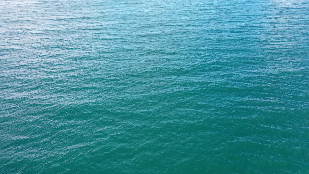美丽平静的蓝绿色海洋，水面波涛汹涌，珊瑚海视频下载