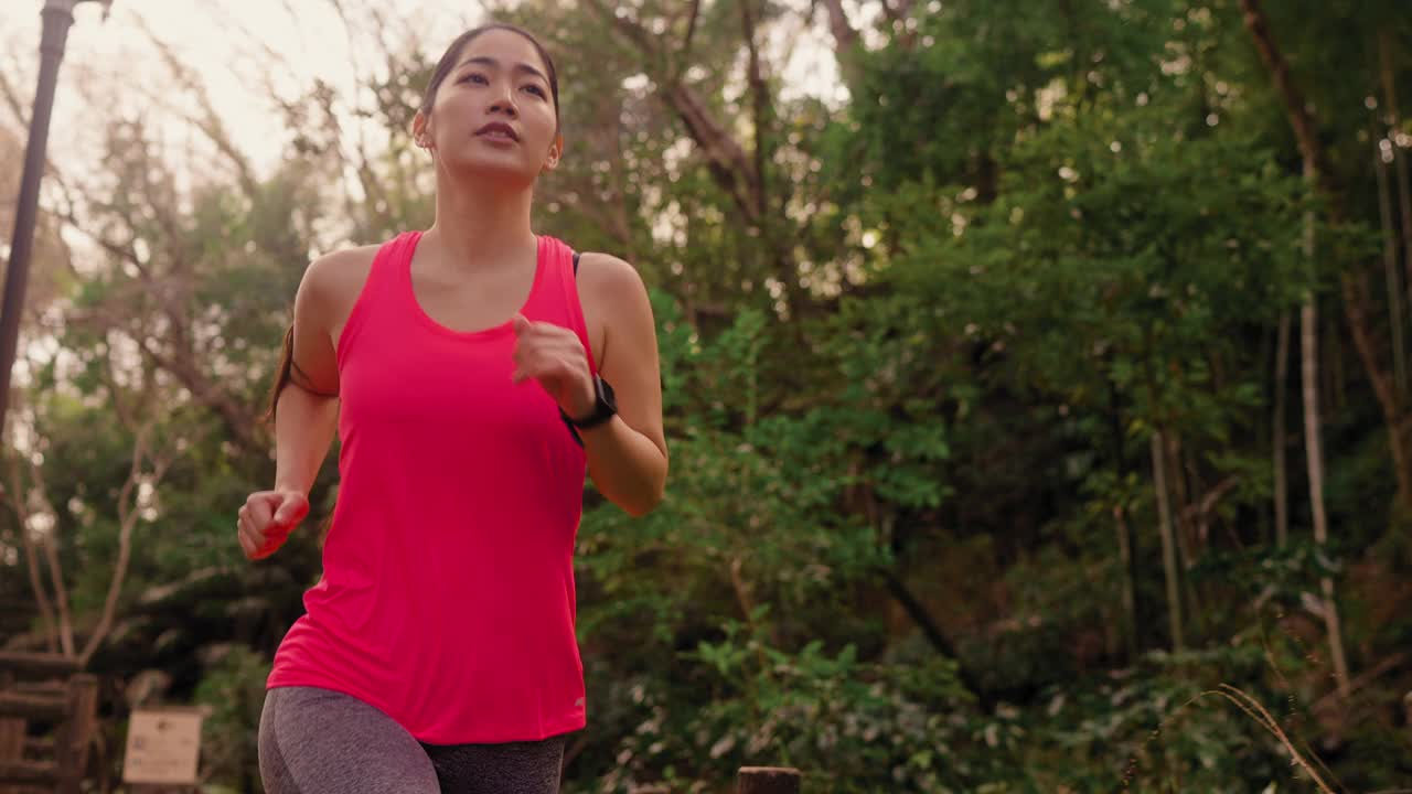 年轻女运动员在公园跑步的慢动作剪辑视频素材